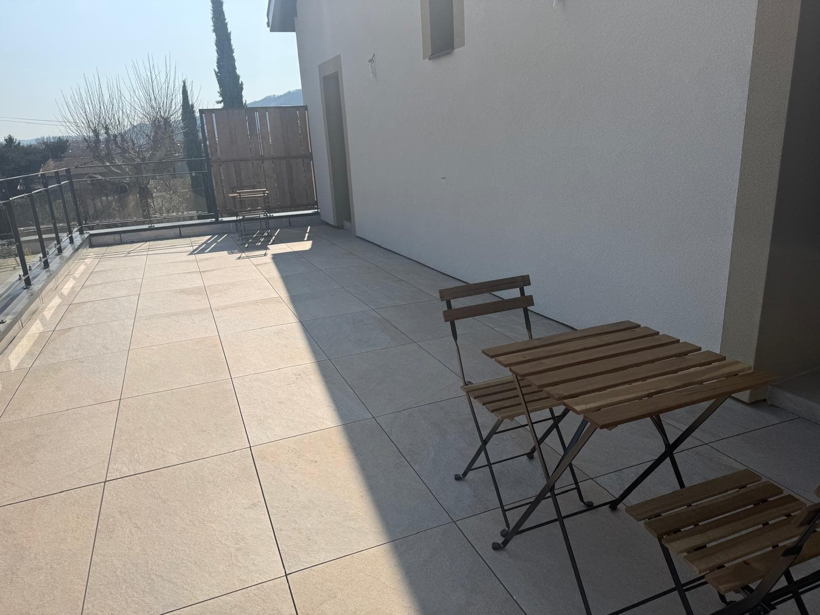 Grande terrasse ensoleillée du gîte La Pauz'