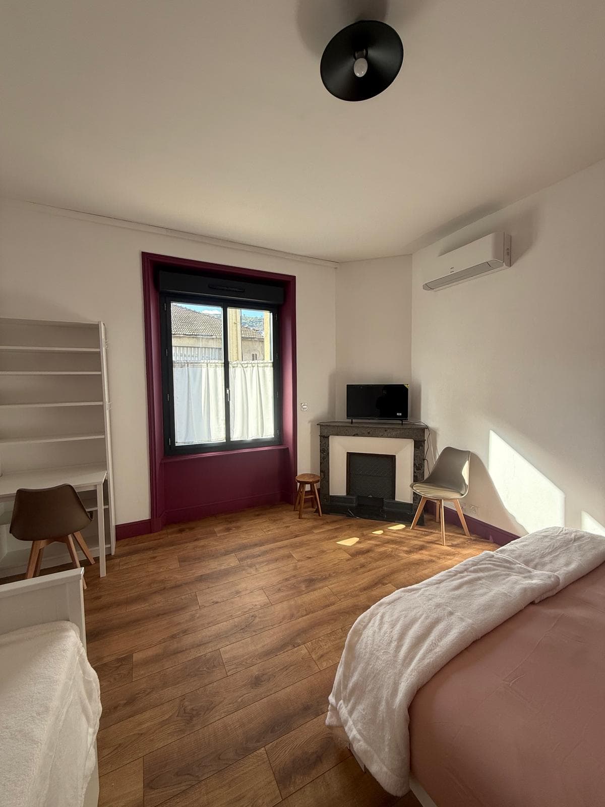 Chambre Syrah — cheminée ancienne et parquet chêne, La Pauz' Andancette